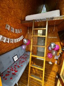 an overhead view of a room with a bunk bed and balloons at Chalet Guadalupe - Girardota in Estación San Andrés