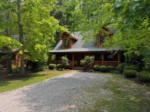 une maison avec une allée de gravier devant elle dans l'établissement Lilypad Dock on Goshorn Lake Pooltown, à Saugatuck