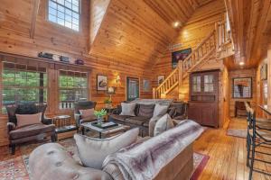 un salon avec des meubles et des murs en bois dans l'établissement Lilypad Dock on Goshorn Lake Pooltown, à Saugatuck