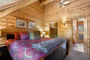 une chambre avec un lit dans une cabane en rondins dans l'établissement Lilypad Dock on Goshorn Lake Pooltown, à Saugatuck 31 autres photos