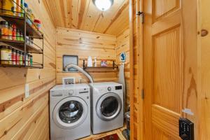 une laveuse et une sécheuse dans une petite maison dans l'établissement The Timber Nest Goshorn lake dock pool town, à Saugatuck