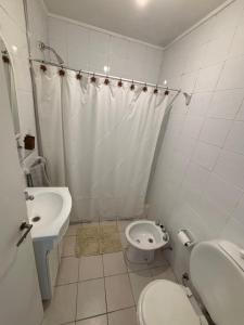 ein weißes Badezimmer mit Toilette und Waschbecken in der Unterkunft LA MATRA a in Villa Luzuriaga