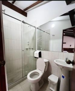 Koupelna v ubytování HOTEl OTUN PLAZA PEREIRA + 22 fotografií