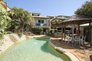 - Piscina con mesa y sombrilla en At The Beach - 50m to Main Beach, en Point Lookout
