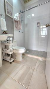 ein weißes Badezimmer mit Toilette und Dusche in der Unterkunft A - Céntrico Apartamento Privado - Alegría Housing in Aguascalientes