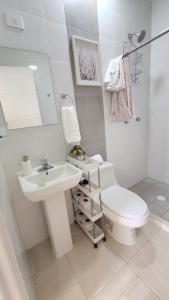 ein weißes Badezimmer mit Toilette und Waschbecken in der Unterkunft A - Céntrico Apartamento Privado - Alegría Housing in Aguascalientes