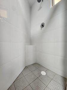 ein weißes Bad mit einer Dusche und einem WC in der Unterkunft A - Céntrico Apartamento Privado - Alegría Housing in Aguascalientes