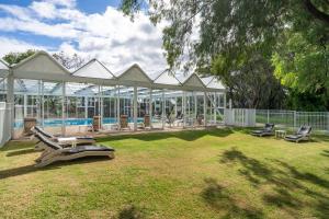 Bazén v ubytování Bayview Geographe Resort nebo v jeho okolí