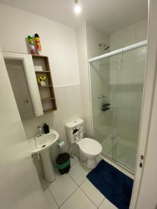 a bathroom with a toilet sink and a shower at Apto. Campolim a 100mts do shopping Iguatemi in Sorocaba