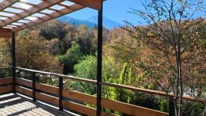 einen Balkon mit Blick auf die Berge in der Unterkunft Escapada perfecta en Malalcahuello a orilla del Rio in Malalcahuello