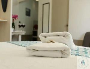 ein Stapel Handtücher auf einem Tisch in der Unterkunft B - Céntrico Loft Privado - Alegría Housing in Aguascalientes