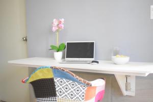 ein Schreibtisch mit einem Laptop darauf in der Unterkunft B - Céntrico Loft Privado - Alegría Housing in Aguascalientes
