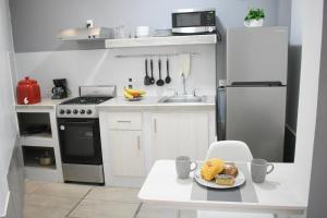 eine kleine Küche mit einem Teller Essen auf dem Tisch in der Unterkunft B - Céntrico Loft Privado - Alegría Housing in Aguascalientes