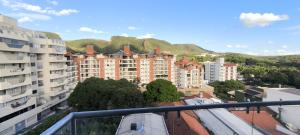 vistas a una ciudad con edificios y un tren en Apartamento 515 serra park esplanada, en Rio Quente