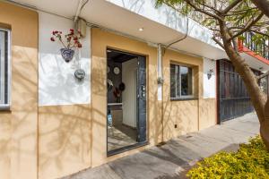 a building with a door and a window at C - Céntrico Loft Privado - Alegría Housing in Aguascalientes