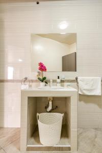 a bathroom with a sink and a mirror at C - Céntrico Loft Privado - Alegría Housing in Aguascalientes +6 photos