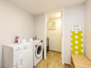 a laundry room with a washing machine and a washer at Feel Porto Wine Essence IV in Vila Nova de Gaia