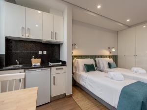a kitchen with two beds in a room at Feel Porto Wine Essence IV in Vila Nova de Gaia