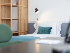 a white couch with a green pillow in a room at Feel Corporate Housing Marquês Garden View in Porto
