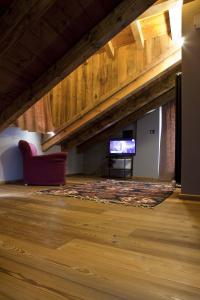 un soggiorno con divano e TV di Guesthouse Mu ad Aosta