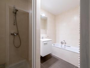 Ένα μπάνιο στο Apartment in Blankenberge near Beach & Casino +16 φωτογραφίες