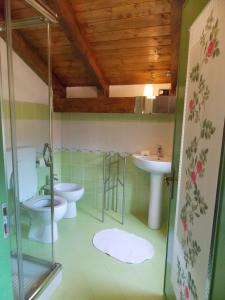 a bathroom with two toilets and a sink at L'Erbavoglio in Andorno Micca