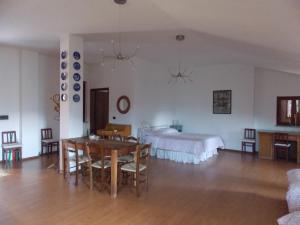 uma sala de estar com uma cama e uma mesa em L'Erbavoglio em Andorno Micca