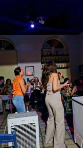 圣路易斯Hostel do Seu Tico的两名女子在人群面前玩电子游戏