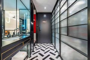 Koupelna v ubytování Beijing Tangfu Sanlitun BOUTIQUE Hotel---Breakfast, restaurant and bar, close to Tian'anmen Square Forbidden City Temple of Heaven, laundry, gym, robot, ticket service, located in city center Metro line 2, one station to Airport Express