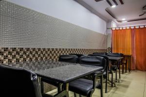 SecunderābādHotel O Grand Brundavan的房间里的一排桌椅