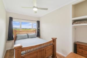 un dormitorio con una cama y una ventana en Reflections on the Tweed, en Condong 19 fotos más