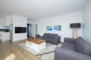 un soggiorno con due divani e un tavolo di Ocean View Cottage - Anglesea a Anglesea