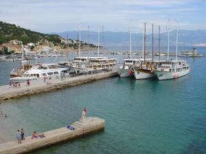 un grupo de barcos atracados en un muelle en un puerto en Apartment Palada, en Baška