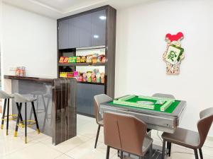 スクダイにあるHappinezzMo Homestayの卓球台と椅子が備わります。