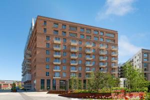 een groot bakstenen gebouw in een stad bij Żurawie IKONY 2 by Grand Apartments in Gdańsk