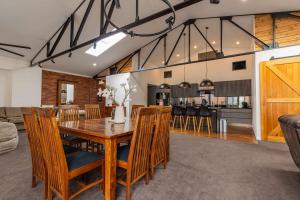 - une salle à manger et une cuisine avec une table et des chaises en bois dans l'établissement Newcastle Penthouse - Sleeps 10, à Wickham 32 autres photos