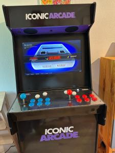 Herní místnost v ubytování Townhouse am Kurpark - Familienfreundliches Ferienhaus mit Retro-Arcade, Wallbox & privatem Eingang