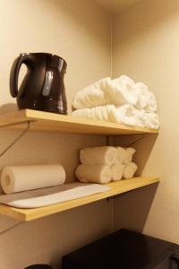 Un estante con toallas y una cafetera encima. en Asakusa Premium Stay 彩-Irodori-, en Tokio 61 fotos más