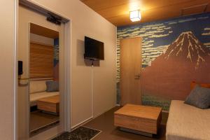 Habitación pequeña con 1 cama y TV en Asakusa Premium Stay 彩-Irodori-, en Tokio