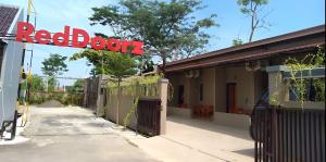 ComalRedDoorz Syariah near Exit Tol Pemalang Comal 2的建筑物前的红盒子标志