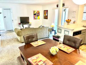 TV a/nebo společenská místnost v ubytování Rooms by Month Daytona