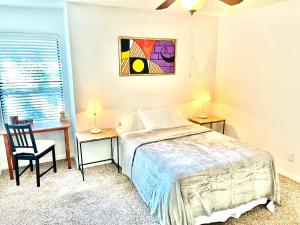 Postel nebo postele na pokoji v ubytování Rooms by Month Daytona