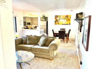 Kuchyň nebo kuchyňský kout v ubytování Rooms by Month Daytona