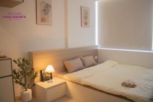 ein kleines Schlafzimmer mit einem Bett und einer Lampe in der Unterkunft ChouHouse's Homestay in Hue City 2 in Thôn Văn Dương + 95 Fotos