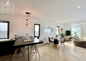 une salle à manger et un salon avec une table et des chaises dans l'établissement Villa Cottage avec piscine privée, 4 chambres, 25 min Grand Baie, à Espérance