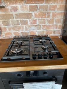 a stove top oven sitting next to a brick wall at SeaView Havterassen in Blankaholm
