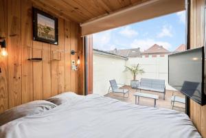Ένα ή περισσότερα κρεβάτια σε δωμάτιο στο Tiny Cosy - LOGEMENT COMPLET & INDEPENDANT - TERRASSE PRIVÉE - ARRIVÉE AUTONOME