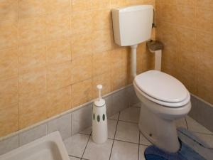 A bathroom at Cottage in Parole near Forest and Lake