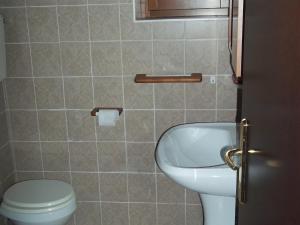 A bathroom at Cottage in Parole near Forest and Lake