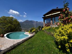 Kolam renang di atau dekat dengan Villa in Pisogne with pool, garden and lake view